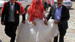 Oy kullanmaya gelinlikle geldiler İZLE