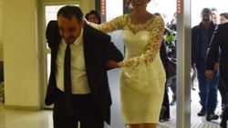 Polis gelin, meslektaşı damadı kelepçeledi