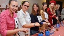 Yabancı gelinler en iyi Türk kahvesini yapmak için yarıştı