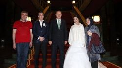 Demokrasi nöbetine katılan gelinle damat Beştepe'de