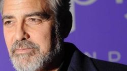 George Clooney sinemaseverlerden özür diledi