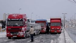 D-100 karayoluna yüksek gerilim hattı düştü