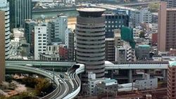 İçinden yol geçen gökdelen
