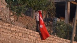 Siirt'te köylüler evlerini Türk bayraklarıyla donattı