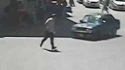 Trafikte yanlarken yayaya çarptı İZLE