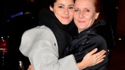 Atiye annesiyle poz verdi