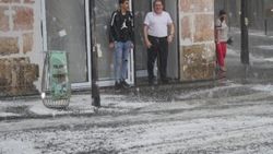 Paris’te şiddetli dolu yağışı