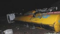 Adana'da petrol yüklü tanker devrildi