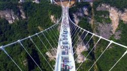 Çin'de inşa edilen cam köprü iki haftada kapatıldı