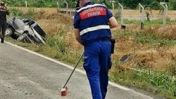 Astsubay, kazada dağılan otomobil parçalarını temizledi