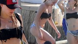 Gizem Karaca tatil sezonunu açtı