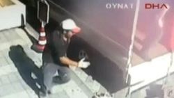 Göçük altında kalmaktan son anda kurtuldu İZLE