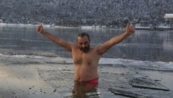 Buz tutmuş Abant Gölü'nde yüzdü