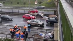Göztepe'de reklam panoları araçların üzerine uçtu