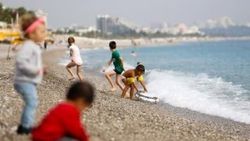 Antalya'da kasım güneşinde denize girdiler