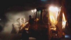 Eylemciler dozerle polis aracını kovaladı