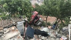 Kamyonet evin çatısına uçtu: 1 ölü
