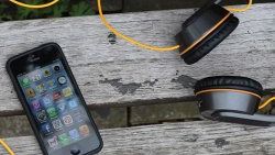 Güneş enerjisiyle telefon şarj eden kulaklık