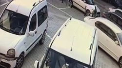 Geri manevra yaparken otopark görevlisine çarptı