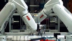 Robot eli 6 dakikada ayakkabı yapıyor