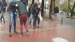 Evden kaçan liseli kızlar polise saldırdı