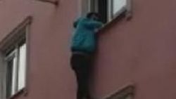 Beyoğlu'nda sınava yetişmek isteyen genç pencerede kaldı