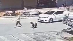 Yol ortasında ayakkabısını bağlayan genci araba ezdi