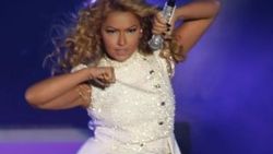 Doktorundan Hadise'ye 'sahneye ara ver' uyarısı