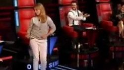 Yarışmacı söyledi Hadise göbek attı