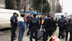 Yaşlı kadın hafriyat kamyonunun altında kaldı