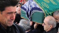 Hakan Ural annesi Ceyhan Cem'i son yolculuğuna uğurladı