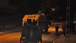 Hakkari'de Kobani eylemcileri PTT binasını yaktı