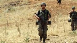 Hakkari'de PKK'lı bir grup askerlere ateş açtı