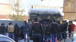 Hakkarili gençler askerlik için kuyrukta