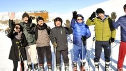 Hakkari'de öğretmenlerin kayak keyfi