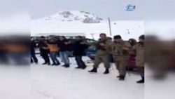 Hakkarililer ile askerlerin birlik beraberlik halayı