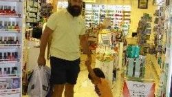 Halit Ergenç oğlu Ali'yle alışverişte