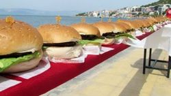 İzmir'de dünyanın en uzun hamburgeri rekoru kırıldı
