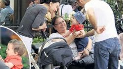 Hande Ataizi’nin bebeğine yoğun ilgi