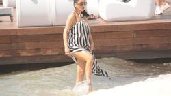 Hande Yener kumsalını inceledi