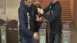 Polisi görünce uyuşturucu hapları yutmaya çalıştı