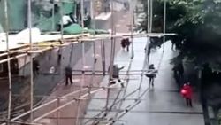 Çin'de işçileri taşıyan iskele çöktü