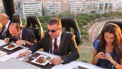 70 metre yüksekte kurulan masada yemek yediler