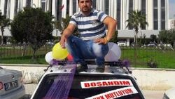 Eşinden boşandı, otomobiliyle 'çok mutluyum' turu attı