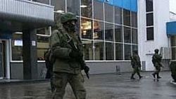 Kırım havalimanında silahlı grup devriye geziyor