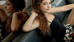 Hazal Kaya sıkıntıdan tırnak yemeye başladı