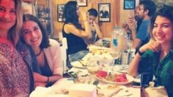 Hazal Kaya ile Vahide Perçin'in sürpriz buluşması