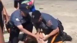 Amerikan polisi genç kızı darbetti