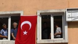 HDP'liler kendi binalarına Türk bayrağı astı