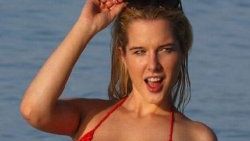Helen Flanagan kırmızı bikinisiyle büyüledi